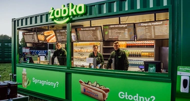 Żabka w kontenerze? Mobilne sklepy ruszają w Polsce